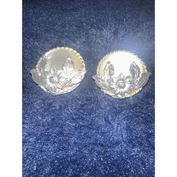Vintage Ellen Designs Silver Plated Clear White Cabochon Flower Clip-On Earrings - Picture 2 of 5
